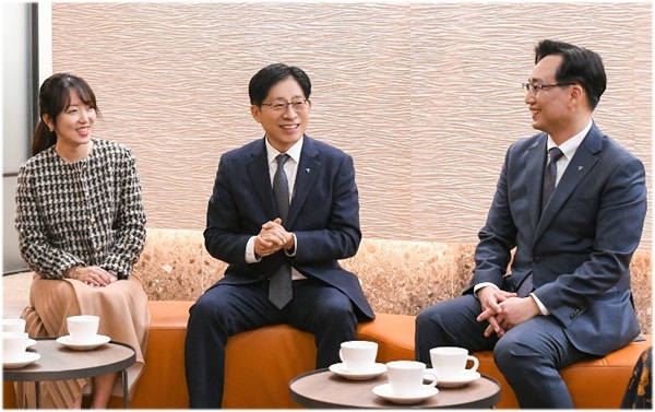 ▲ 직원들과 담소를 나누고 있는 강성묵 하나증권 대표이사(가운데)