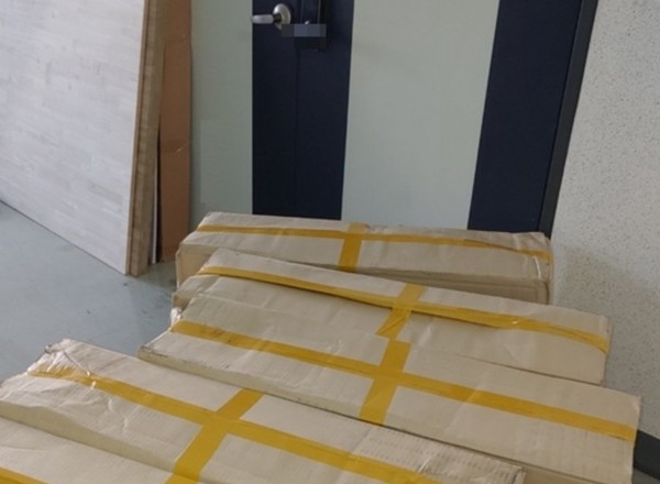 ▲배송 완료된 택배 상자 더미가 현관문을 막고 있다.