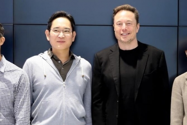 ▲2023년 5월 10일 미국 실리콘밸리에 위치한 삼성전자 북미 반도체연구소에서 일론 머스크 테슬라 CEO를 만난 이재용 회장(오른쪽). 사진=삼성전자