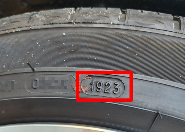 ▲신차에 2023년 타이어가 장착된 모습