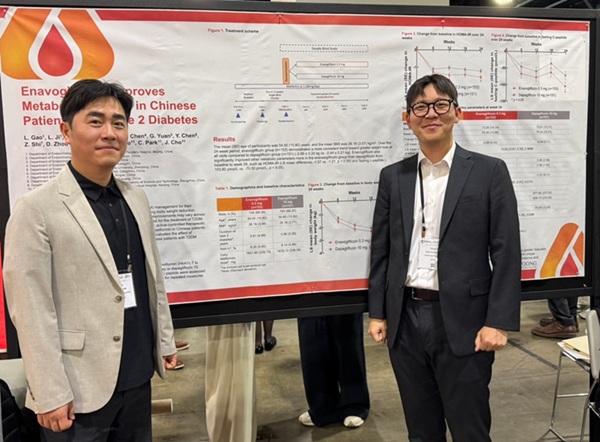 ▲나재진 대웅제약 임상의학센터장(왼쪽), 박찬호 임상연구원