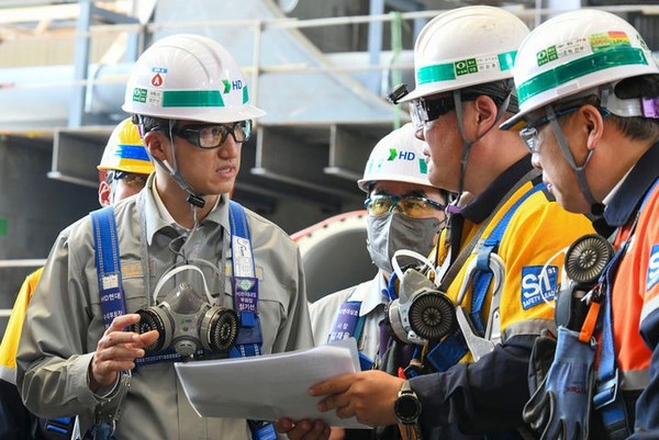 ▲정기선 HD현대 회장이 지난 9월 전남 영암군 HD현대삼호 조선소에서 현장 안전을 점검하는 모습.