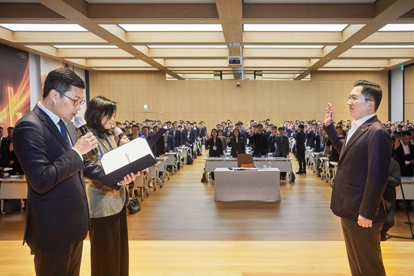 ▲나채범 한화손해보험 대표(오른쪽)가 라이프캠퍼스에서 진행된 ‘금융소비자보호 선포식’에서 금융소비자보호 헌장에 따라 선서하고 있다.