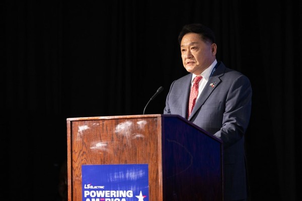 ▲지난 4월 미국 텍사스주에 위치한 ‘LS일렉트릭 배스트럽캠퍼스’ 준공식에서 구자균 LS일렉트릭 회장이 환영사를 하는 모습