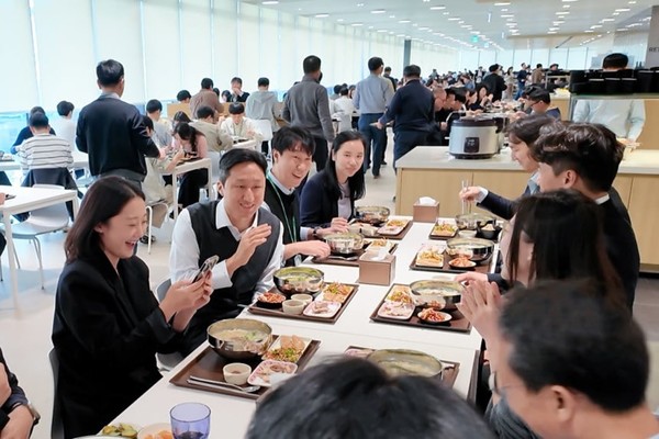 ▲정기선 HD현대 회장(왼쪽 두 번째)이 지난 10월 경기도 성남 HD현대 글로벌R&D센터 구내식당에서 임직원들과 식사하며 소통하고 있다.