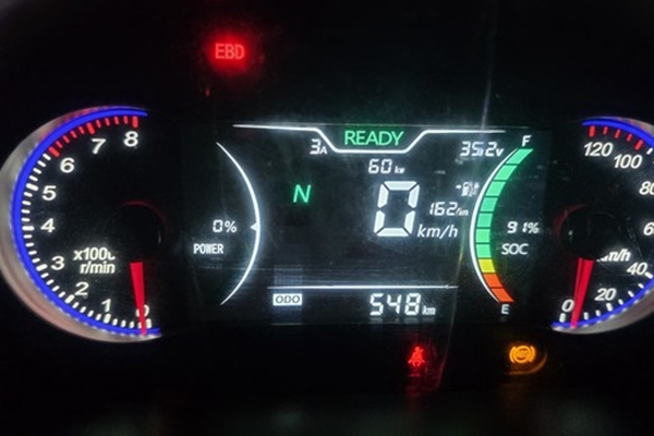 ▲다니고C 차량 계기판에 EBD와 ABS 경고등이 점등된 모습 