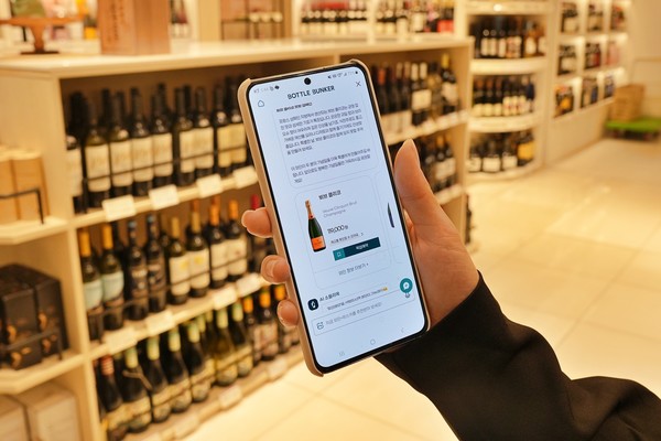 ▲보틀벙커 서울역점에서 'AI 소믈리에' 서비스를 이용하는 모습.