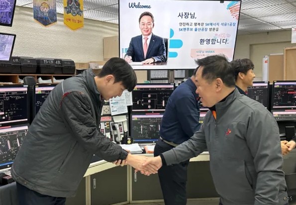 ▲장용호 SK이노베이션 총괄사장이 1일 SK이노베이션 울산 콤플렉스를 찾아 사원들을 격려하고 있다.