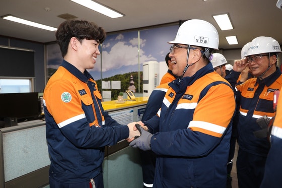 ▲장인화 포스코그룹 회장이 2026년 새해 첫 행보로 포항제철소를 찾아 임직원을 격려했다