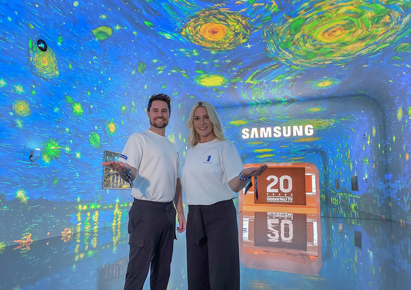 ▲삼성전자 모델이 삼성전자 단독 전시관에서 대형 터널 형태의 'AI 갤러리'를 소개하고 있다.