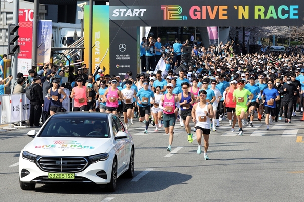 ▲지난해 4월 부산에서 열린 12회 기브앤 레이스에서 참가자들이 달리고 있다.