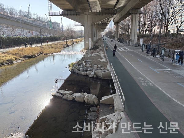 ▲홍제천 산책로