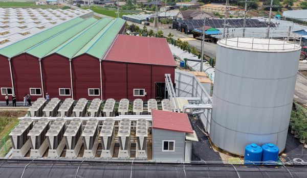 ▲전북 김제에 위치한 8천평 규모의 스마트팜에 설치된 오텍캐리어의 히트펌프 솔루션 ‘USX Edge’ 외관.