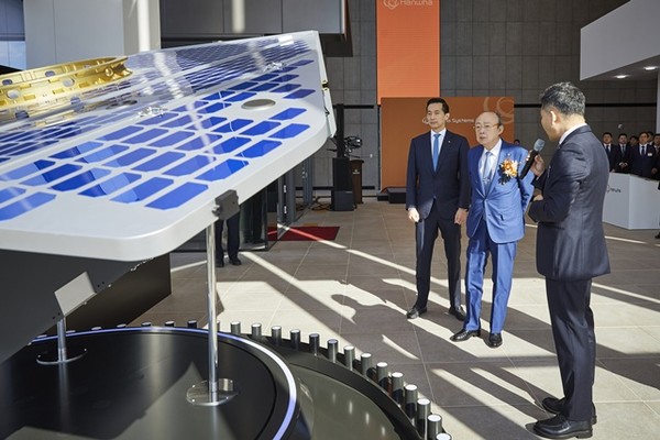 ▲한화그룹 김승연 회장과 김동관 부회장이 세계 최고 수준의 기술력을 갖춘 해상도 15cm급 ‘VLEO(Very Low Earth Orbit) UHR(Ultra High Resolution) SAR(Synthetic Aperture Radar) 위성’의 실물모형을 살펴보고 있다. 사진=(주)한화