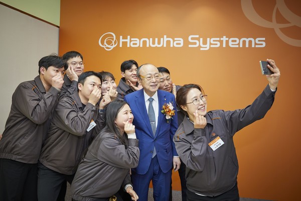 김승연 회장이 한화시스템 제주우주센터 임직원들의 요청에 셀카 촬영을 하고 있다.