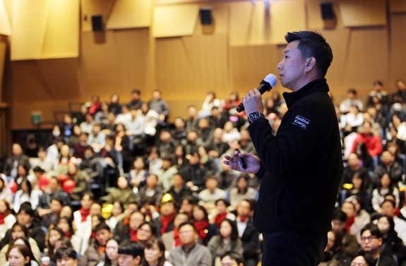 ▲이재원 푸본현대생명 대표가 ‘타운홀 미팅’에서 미래 성장전략을 공유하고 있다