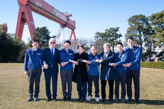 ▲ 권오갑 HD현대 명예회장이 울산 HD현대중공업 영빈관에서 전임 노조 지부장들과 상생 오찬을 가졌다(사진 왼쪽 두 번째부터 정병모 20대 노조 지부장, 권오갑 명예회장, 백형록 21대 노조 지부장, 박근태 22대 노조 지부장, 조경근 23대 노조 지부장, 정병천 24대 노조 지부장)