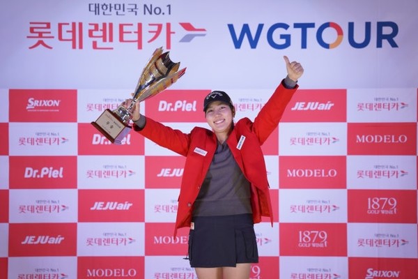 ▲지난 11일 대전 골프존조이마루에서 열린 ‘2026 롯데렌터카 WGTOUR’ 1차 대회 우승자 박단유가 우승트로피를 들고 기념사진을 촬영하고 있다.