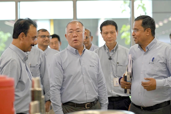 ▲정의선 현대차그룹 회장이 현대차 인도 푸네공장 임직원들과 대화하고 있다.