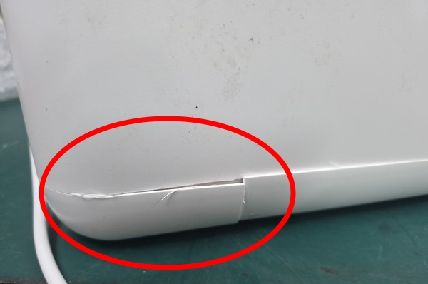 ▲음식물처리기 하단의 플리스틱 부분이 자른 것처럼 손상돼있다