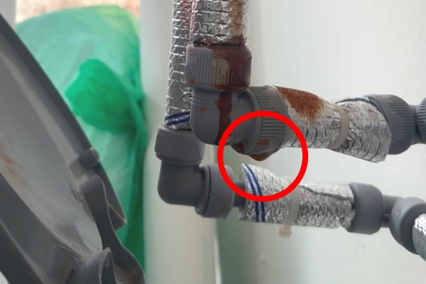 ▲대성쎌틱 온수기 내부 용접 불량으로 물이 떨어지고 있다
