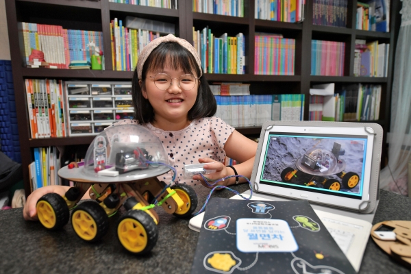 ▲현대모비스 주니어공학교실에 참가한 학생이 동영상을 보며 ‘울퉁불퉁한 달 표면을 달리는 월면차’를 제작하고 있다.