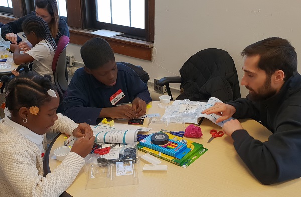 ▲미시간주 디트로이트시 Durfee 공립초등학교에서 현대모비스의 주니어 공학교실 수업이 진행되고 있다.