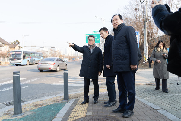 23일 김동연 지사가 오산시 외삼미동 북오산IC를 찾아 현장 점검을 하고 있다.