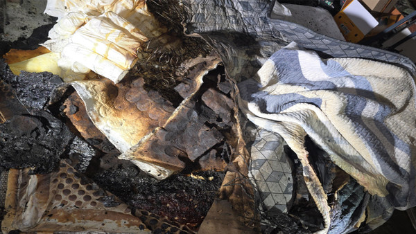 ▲대구 달서구 송현동 다가구 주택에서 발생한 전기장판 화재가 매트리스를 태웠다. (대구소방본부 제공)