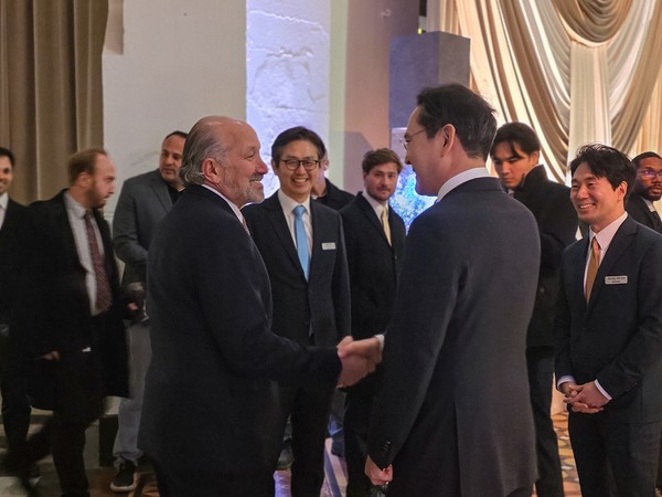 ▲ 이재용 회장이 갈라 디너에서 하워드 러트닉 미국 상무부 장관을 만나 대화하고 있다.