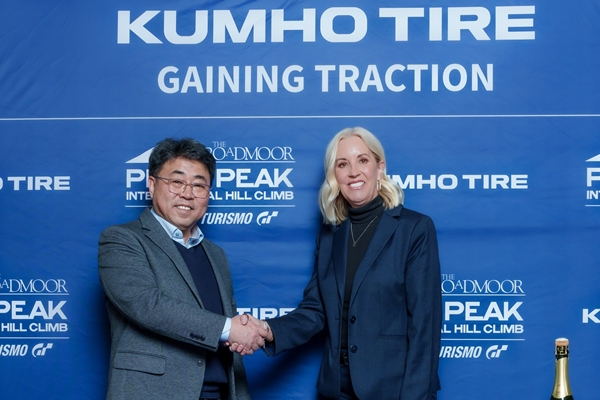 ▲(왼쪽부터)  윤장혁 금호타이어 북미마케팅부문 상무와 PPIHC 멜리사 아이크호프(Melissa Eickhoff) CEO가 MOU를 체결한 뒤 사진촬영을 하고 있다.