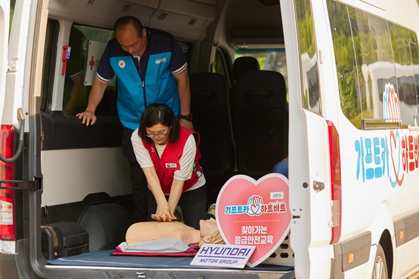 14회 기프트카 캠페인에 참가한 참가자가 심폐소생술 교육을 받고 있다.