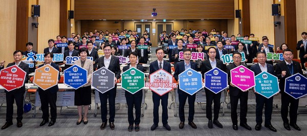 농협은행 본사에서 이재홍 준법감시인(가운데) 및 임직원들이 원리원칙 10계명 실천을 결의했다.