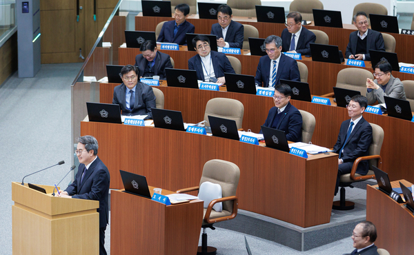 ▲지난 4일 열린 도정질의에 답변하는 김동연 경기도지사. 사진=경기도