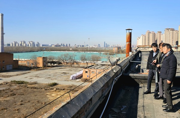 ▲HDC그룹 정몽규 회장(사진 오른쪽)이 계열사 대표들과 중국 내 사업개발 후보지를 둘러보고 있다