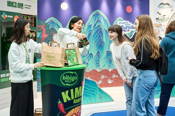 ▲밀라노 코리아하우스 홍보관 내 '비비고'존에서 방문객들이 볶음면을 증정받고 있다. 사진=CJ