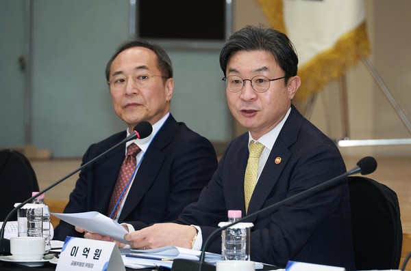 ▲이억원 금융위원장(오른쪽)이 9일 오후 서울 중구 예금보험공사에서 신진영 금융발전심의회 위원장과 공동 주재로 개최한 금융발전심의회 전체회의에서 한국 금융의 현 상황을 진단하고, 생산적 금융으로의 개혁 방향에 대해 모색했다.