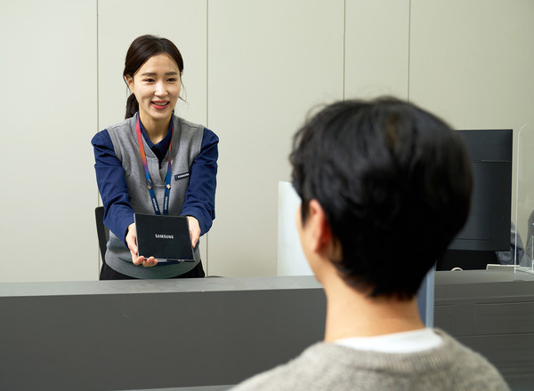 ▲삼성전자서비스 엔지니어가 휴대폰 수리 서비스를 제공하고 있다.