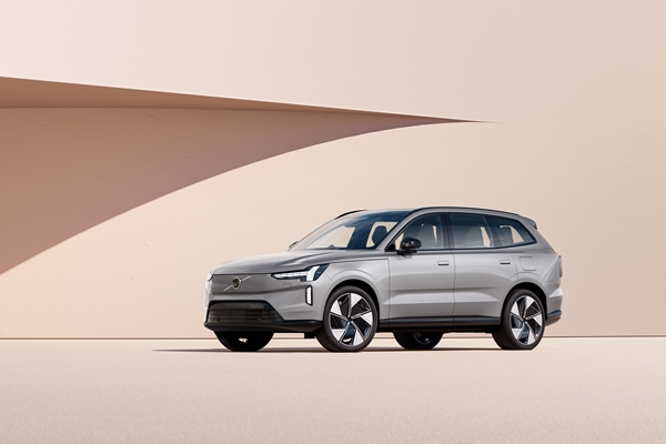 ▲볼보자동차코리아는 올해 상반기 전기 플래그십 SUV EX90을 출시할 예정이다