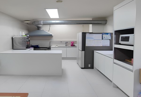 ▲공간개선 사업으로 탈바꿈한 시흥 '즐거운 지역아동센터' 주방