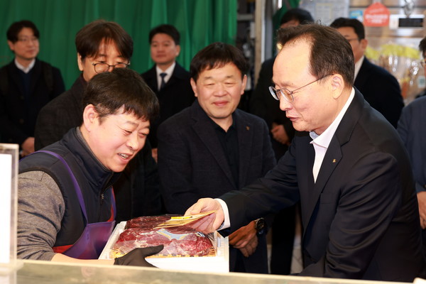 이환주 KB국민은행장(오른쪽)이 망원시장을 방문해 행사를 진행했다.