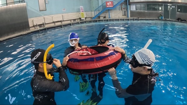▲스쿠버다이빙 체험을 진행 중인 리버스 멘토링 참여 직원들