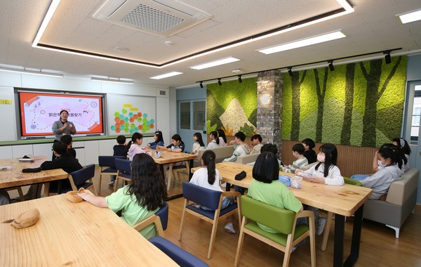 ▲광주 금당초등학교 학생들이 맑은학교만들기를 통해 미세먼지 저감시설이 설치된 교실에서 환경교육을 받고 있다.