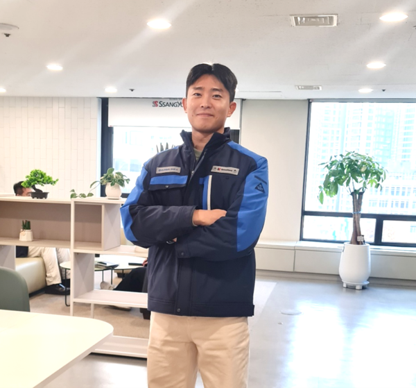 ▲쌍용건설 사원이 새로운 통합 근무복을 입고 있는 모습.