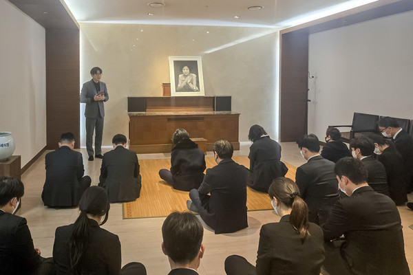 ▲신영자 롯데재단 의장 위로예배.