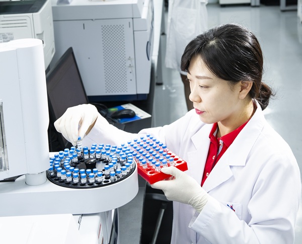 ▲KGC인삼공사 연구원이 성분을 분석하는 모습