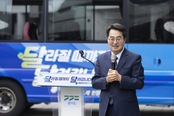 ▲김동연 경기도지사가 수원특례시 광교에 있는 경기융합타운 내 부지에서 민생경제 현장 투어, 일명 '달달투어' 출정식을 하고 있다. 사진=경기도 