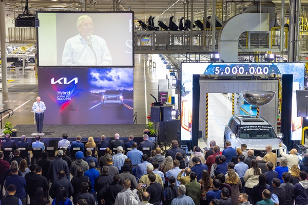 ▲기아 조지아 법인이 24일(현지시간) 2027년형 기아 텔루라이드 HEV 출시와 공장 누적 생산 500만 대 달성을 기념하는 행사를 진행했다.