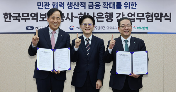 ▲ 하나은행이 지난 25일 오후 대한무역투자진흥공사(KOTRA) 본사에서 한국무역보험공사와 ‘민·관 협력 생산적 금융 확대를 위한 전략적 업무협약’을 체결했다. 이날 협약식에 참석한 이호성 하나은행장(사진 오른쪽)이 김정관 산업통상부 장관(사진 가운데), 장영진 한국무역보험공사 사장(사진 왼쪽)과 협약서를 들고 기념 촬영을 하고 있다.