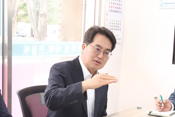 ▲26일 김동연 경기도지사가 하남시에 있는 A공인중개사무소를 찾아 공인중개사 B씨 등 2인과 한국공인중개사협회 관계자를 만나 집값 담합과 같은 부동산 불법행위에 대해 의견을 나누고 있다. 사진=경기도